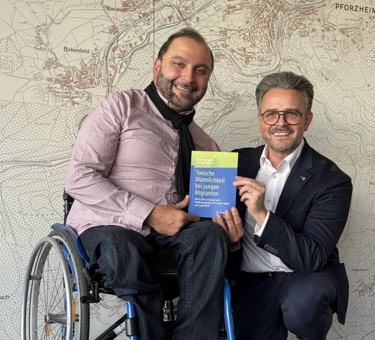 Mo überreicht OB Boch in Pforzheim sein neues Buch.